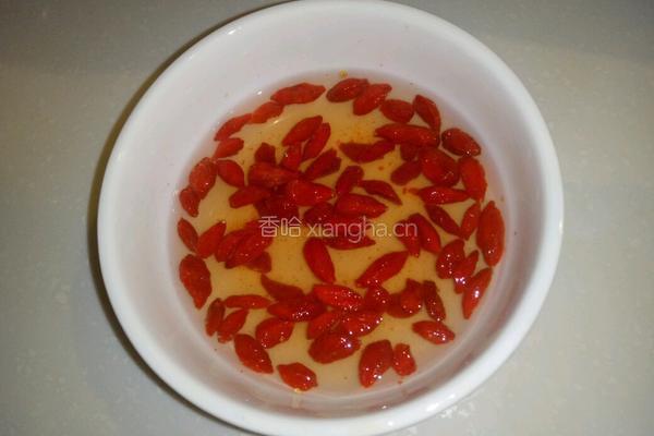 蔓越莓红枣枸杞牛奶的做法图解2
