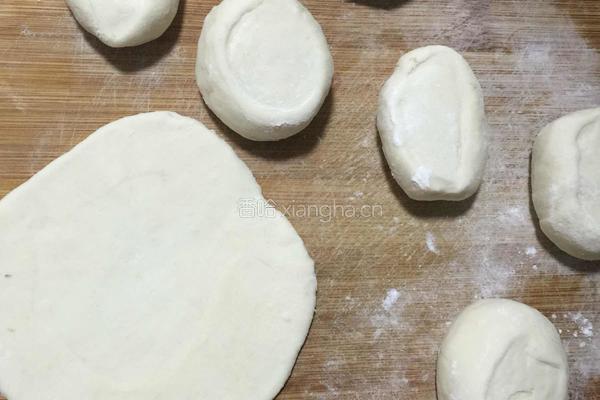 韭菜鸡蛋香菇鲜肉盒子的做法图解4