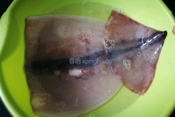 「Cathy边吃边营养」鱿鱼清炒蒜黄的做法图解1