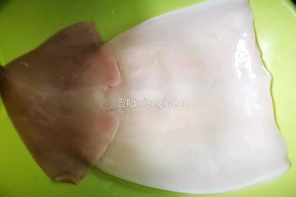 「Cathy边吃边营养」鱿鱼清炒蒜黄的做法图解3