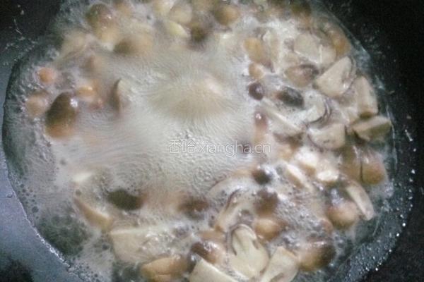 草菇炒肉的做法图解4