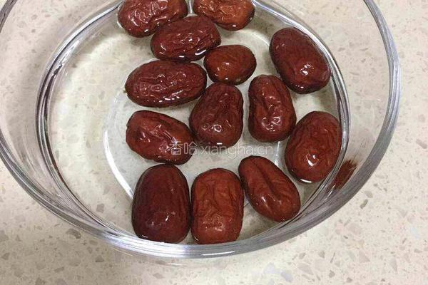 银耳莲子羹的做法图解3