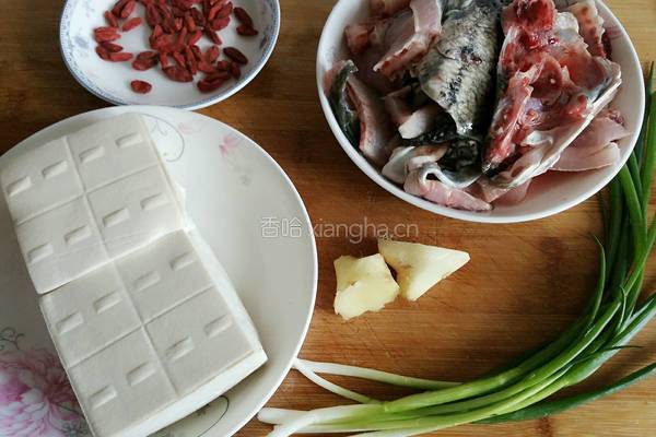 财鱼豆腐枸杞汤的做法图解1