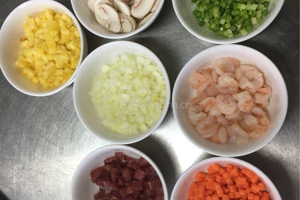菠萝虾仁饭的做法图解1