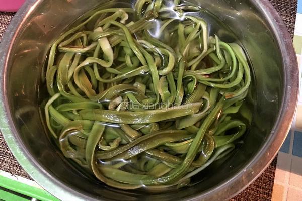 贡菜炒肉的做法图解1