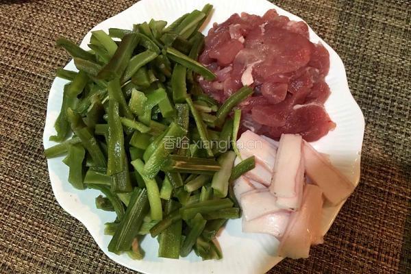 贡菜炒肉的做法图解2