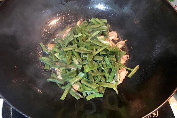 贡菜炒肉的做法图解5