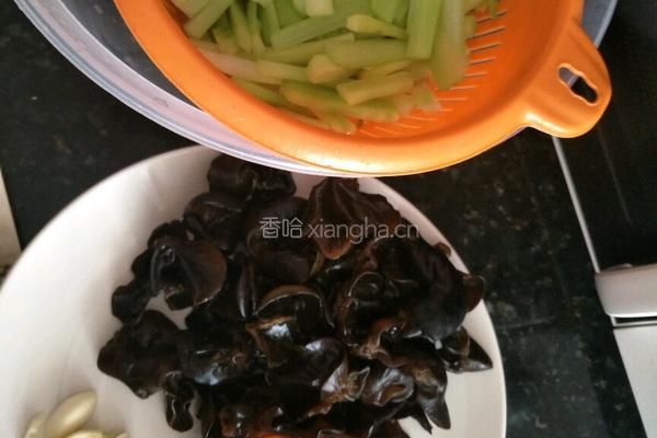 西芹炒木耳的做法图解3