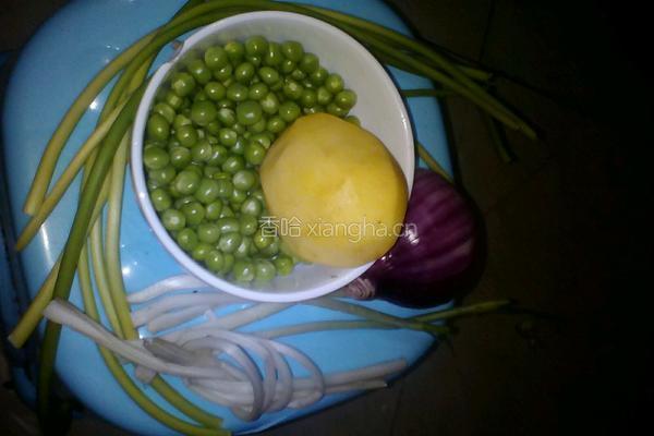 蒜苔火腿炒洋芋的做法图解1