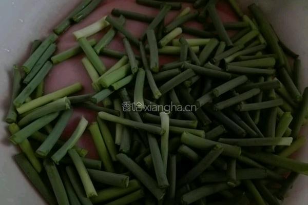 蒜苔炒鸡心的做法图解2
