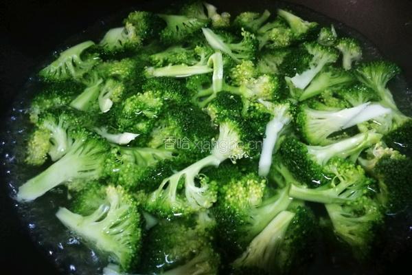 「Cathy边吃边营养」西蓝花炒番茄的做法图解3