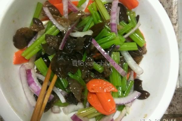 凉拌木耳芹菜的做法图解4