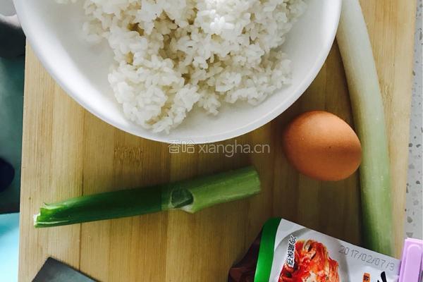 辣白菜炒饭的做法图解1