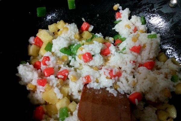 菠萝鸡肉炒饭的做法图解11