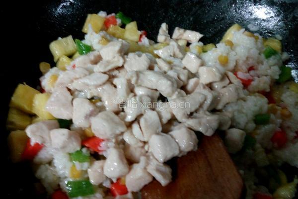 菠萝鸡肉炒饭的做法图解12