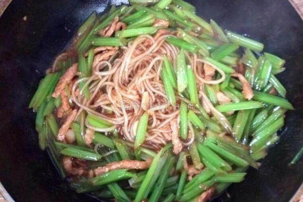芹菜肉丝的做法图解5