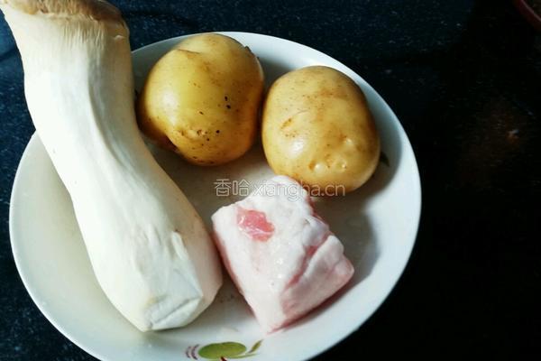 杏鲍菇焖土豆片的做法图解1