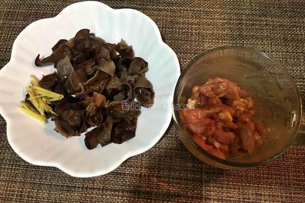 木耳肉片汤的做法图解2