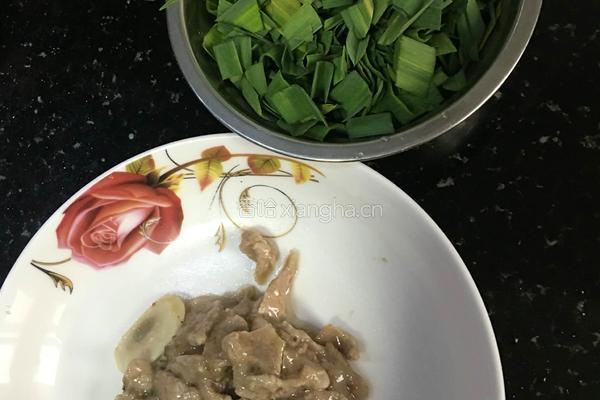 家常肉片炒蘑菇的做法图解1