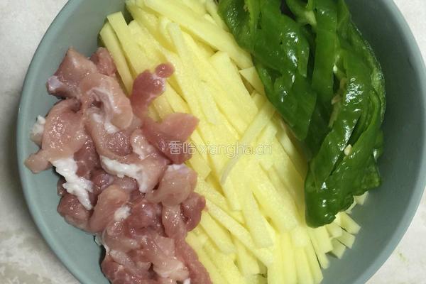 青椒炒土豆肉丝的做法图解1