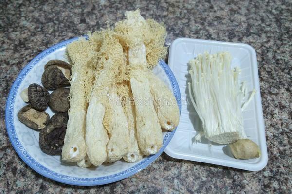 竹荪金针菇汤的做法图解1