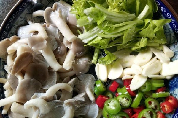 双椒秀珍菇炒牛肉的做法图解2