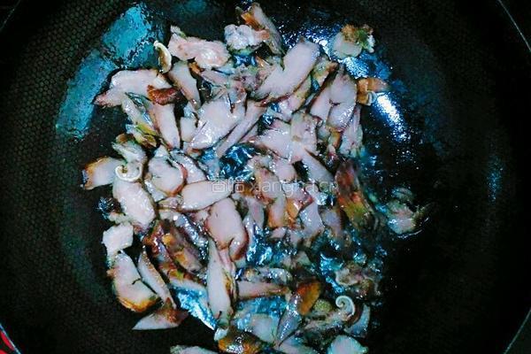 青椒炒卤猪舌的做法图解3