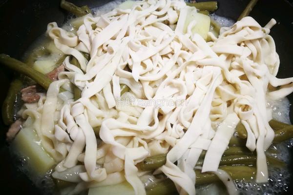 「Cathy边吃边营养」豆角焖手擀面的做法图解16