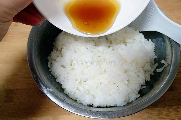 金枪鱼肉松紫菜包饭的做法图解4