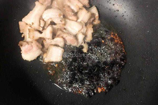 荷包蛋炒五花肉的做法图解3