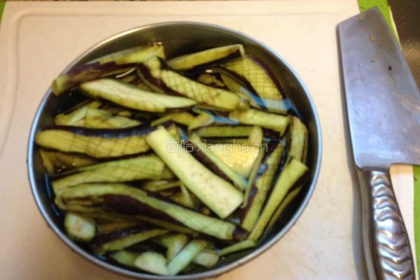 鱼香煎茄子的做法图解1