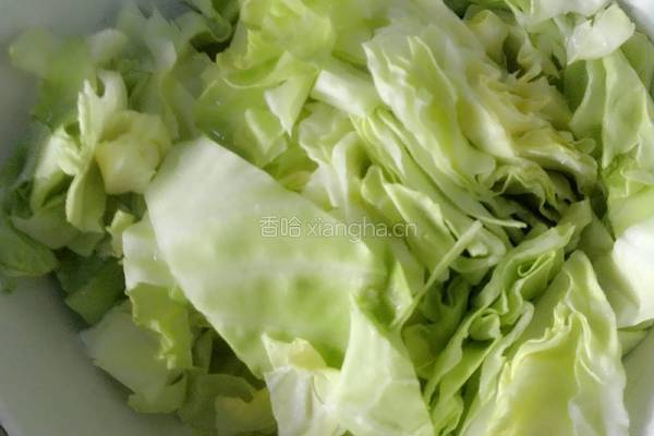 甘蓝木耳炒鸡蛋的做法图解1