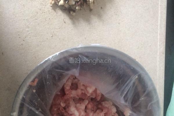 鹌鹑蛋肉丸(自创)的做法图解2