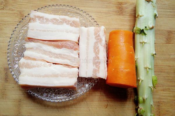胡萝卜红烧肉的做法图解1