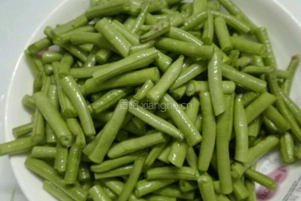 炝炒豇豆的做法图解1