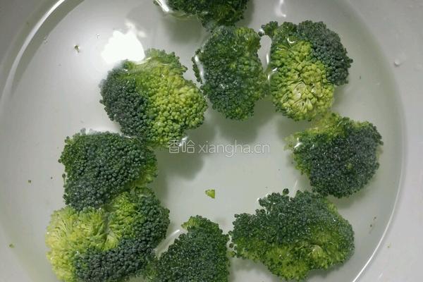 凉拌金针菇黄瓜卷的做法图解2