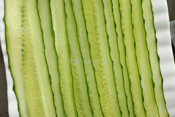 凉拌金针菇黄瓜卷的做法图解3