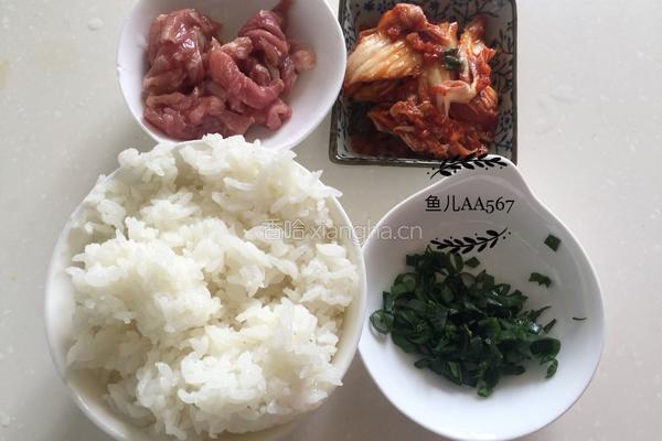 辣白菜炒饭的做法图解1