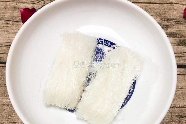 腊肠粉丝煲的做法图解1