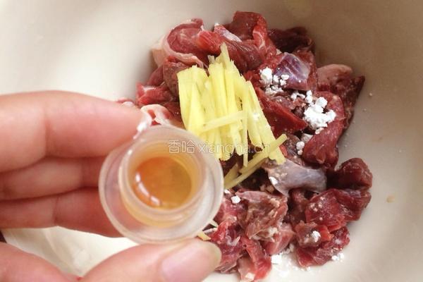 芹菜炒牛柳的做法图解2