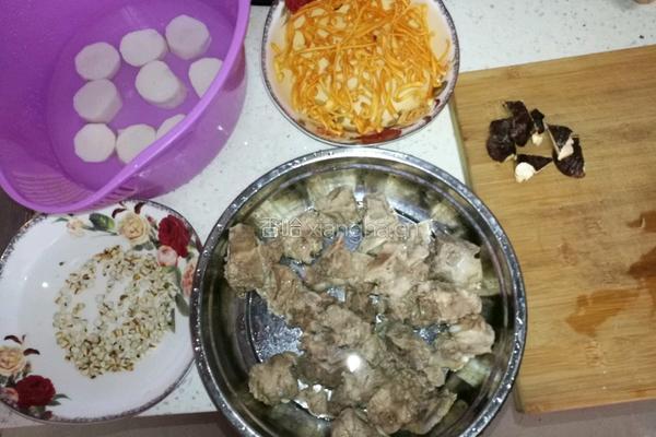 灵芝炖排骨的做法图解2