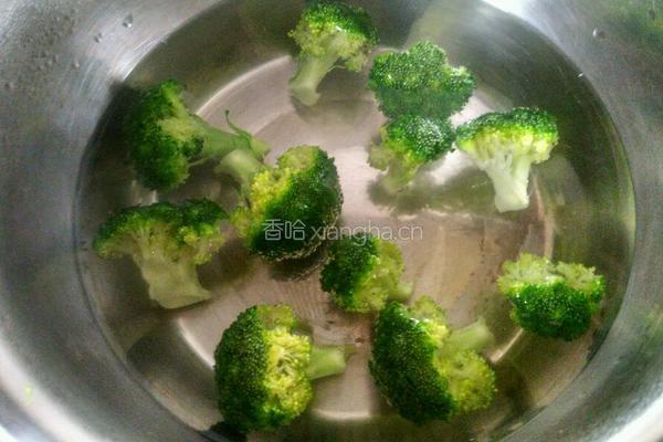 木耳拌西兰花紫元葱的做法图解3