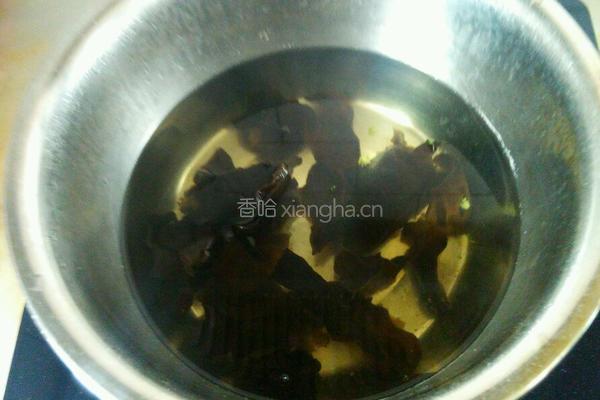 木耳拌西兰花紫元葱的做法图解4