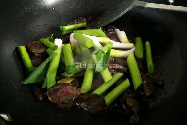 腊肠炒青蒜的做法图解4