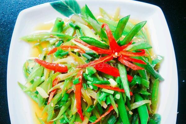 青红椒炒芹菜