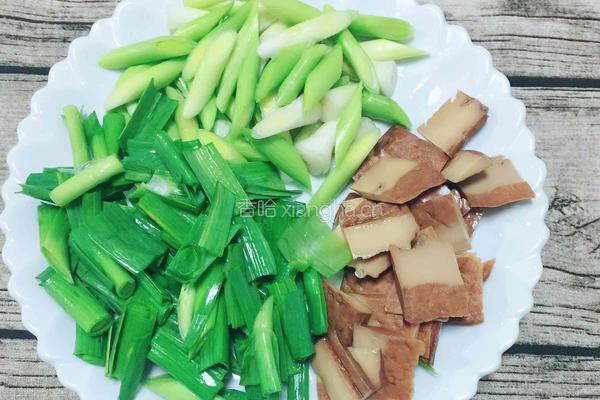 腊肉炒青蒜的做法图解1