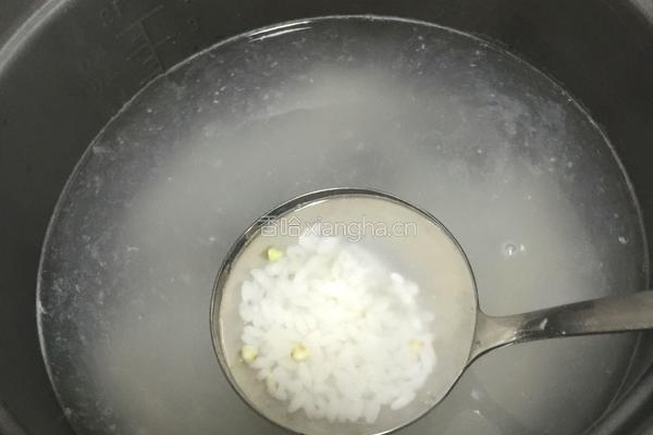 香菇杂蔬瘦肉粥的做法图解2