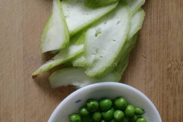 豌豆蛋清肠烩丝瓜的做法图解1
