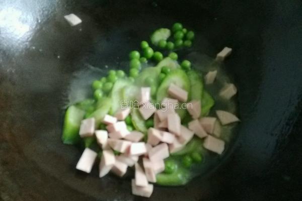 豌豆蛋清肠烩丝瓜的做法图解7
