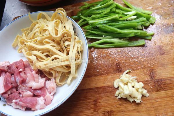 青椒豆腐皮炒肉的做法图解1
